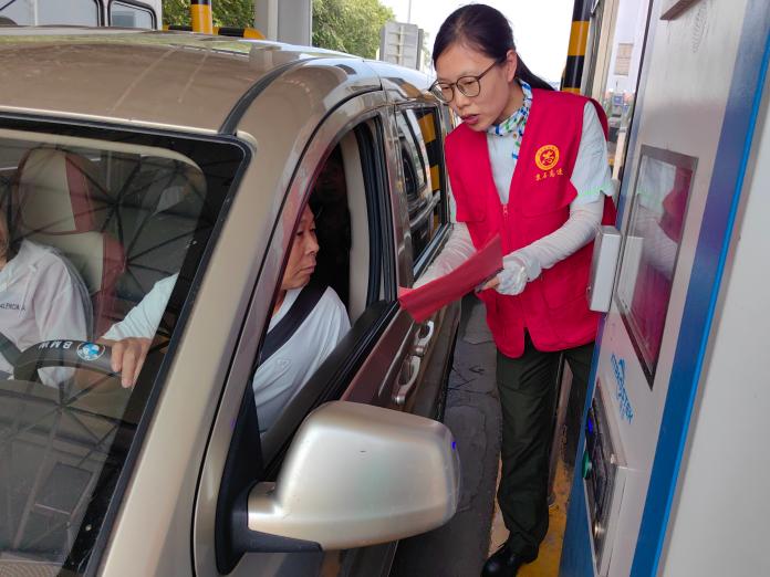 發(fā)放禁毒宣傳資料(1).jpg 發(fā)放禁毒宣傳資料(1).jpg