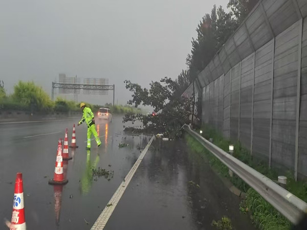 2025.8.13第一工區(qū)雨夜清障2_副本.jpg 2025.8.13第一工區(qū)雨夜清障2_副本.jpg